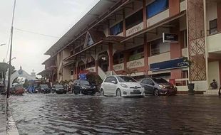 Foto-Foto Jalan Depan Pasar Klewer Solo Tergenang Akibat Hujan Deras