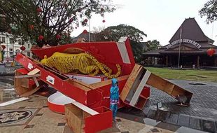 Waduh! Lampion Shio Macan di Balai Kota Solo Ambruk, Ini Foto-Fotonya