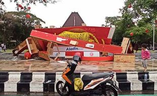 Sebelum Lampion Shio Macan, Gapura Imlek Solo Juga Pernah Ambruk