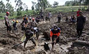 Pencarian Korban Longsor Dampak Gempa di Pasaman Sumatra Barat