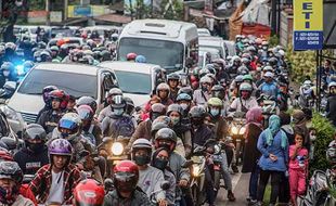 Libur Panjang, Ini Foto-Foto Kemacetan Jalur Wisata Puncak Bogor