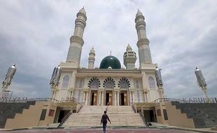 Bupati Karanganyar Salat Id & Jadi Khatib di Masjid Agung Madaniyah