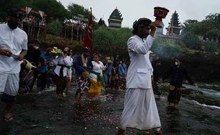 Upacara Melasti Sambut Nyepi di Pantai Ngobaran Gunungkidul