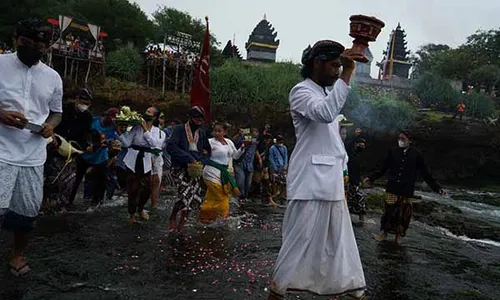 Upacara Melasti Sambut Nyepi di Pantai Ngobaran Gunungkidul