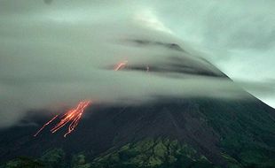 Gunung Merapi Luncurkan Awan Panas, 2 Desa di Klaten Hujan Abu