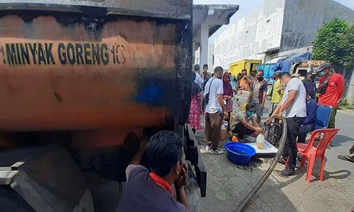 Operasi Pasar, Pedagang di Madiun Diguyur 8.000 Liter Minyak Goreng