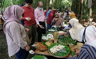 Menikmati Kuliner Dibawah Rimbun Bambu di Pasar Papringan Temanggung