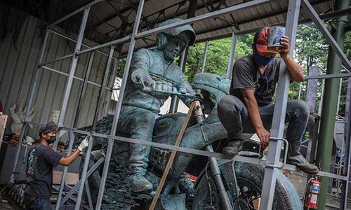 Ini Wujud Patung Jokowi Naik Motor Akan Dipajang di Sirkuit Mandalika