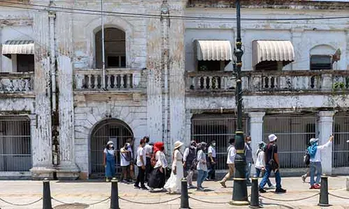 Pemandu Wisata Susuri Bangunan Jejak Sejarah Industri Kota Tua Semarang