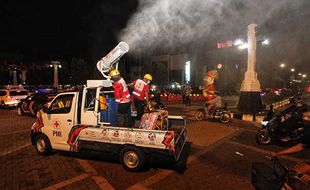 Kawasan Pasar Gede Solo Disemprot Disinfektan Usai Penyalaan Lampion