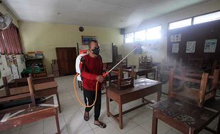 Persiapan PTM, SDN Purwotomo Solo Lakukan Penyemprotan Disinfektan