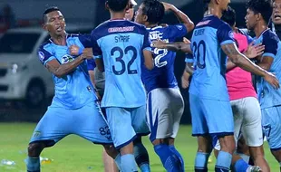 Imbang 1-1, Laga Persib Bandung vs Persela Lamongan Diwarnai Kericuhan