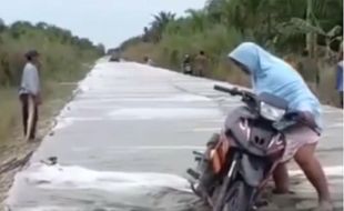 Viral! Video Perempuan Terobos Jalan yang Baru Dicor, Kecewanya Berasa