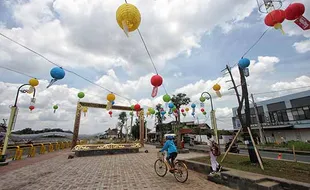 Keren! Lampion Warna Warni Hiasi Taman Bendung Karet Nusukan Solo