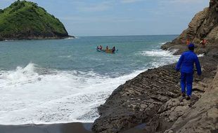 4 Pelajar Terseret Ombak di Pantai Payangan Jember, 1 di Antaranya Masih Hilang