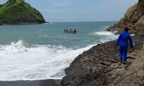 Nekat Berenang, Pelajar Terseret Ombak Pantai Payangan Jember