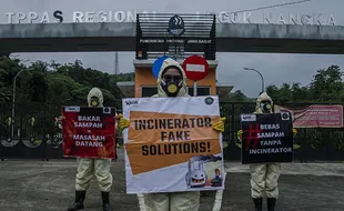 Hari Peduli Sampah, Walhi Gelar Aksi Tolak Incinerator di Bandung