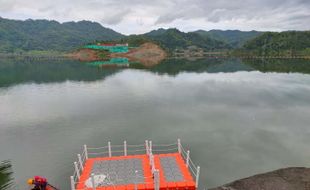 Jalan Relokasi Belum Jadi, Warga Seberangi Waduk Pidekso Wonogiri