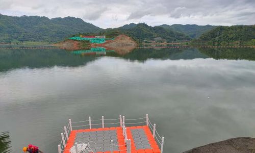 Jalan Relokasi Belum Jadi, Warga Seberangi Waduk Pidekso Wonogiri