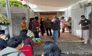 Kapolda Jateng-Achmad Purnomo Layat ke Rumah Duka Pakde Presiden Jokowi