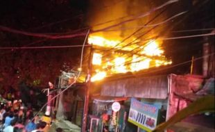 2 Bangunan di Kebayoran Lama Jaksel Terbakar, Ibu dan 2 Anak Meninggal