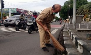 ASN Sragen Turun ke Jalan Bersihkan Sampah di Jalan Sukowati, Kenapa?