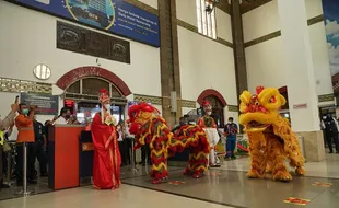 Atraksi Barongsai Sambut Pelanggan KA di Stasiun Tawang