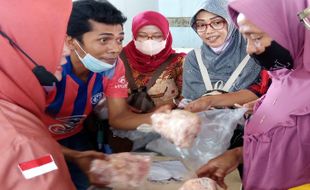 Walah...! 309 Kilogram Daging Ayam Murah di Sragen Ludes Dalam 15 Menit