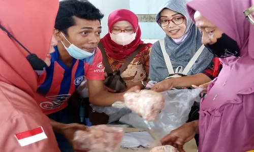 Walah...! 309 Kilogram Daging Ayam Murah di Sragen Ludes Dalam 15 Menit