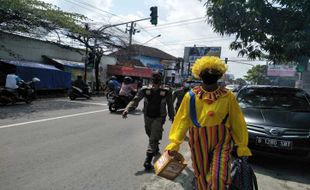 Lagi Ngamen di 2 Perempatan Ini, 5 Badut Terjaring Satpol PP Sukoharjo