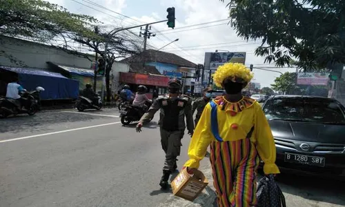 Lagi Ngamen di 2 Perempatan Ini, 5 Badut Terjaring Satpol PP Sukoharjo