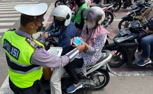 Dikira Cegatan, Ternyata Polres Karanganyar Bagi-Bagi Masker