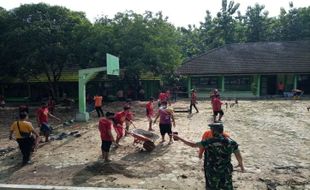 Ratusan Orang Bersihkan Sisa Banjir Bandang SMAN 1 Kemusu Boyolali