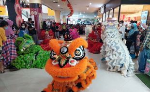 Asyiknya Nonton Liong dan Barongsai di Dalam Mal