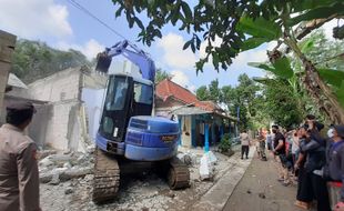 Hasil Mediasi 5 Kali, Istri di Ponorogo Bongkar Rumah Pakai Ekskavator