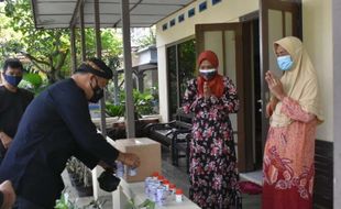 Covid-19 Melandai, Dinsos Karanganyar Salurkan Paket Sembako Isoman