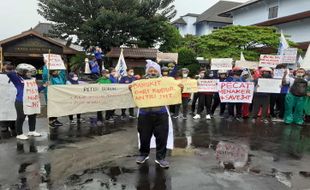 Demo Terkait JHT, Ratusan Buruh Geruduk Kantor Bupati Sukoharjo