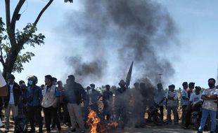 Tak Dilibatkan, Karang Taruna Blokade Jalan di Sirkuit Mandalika