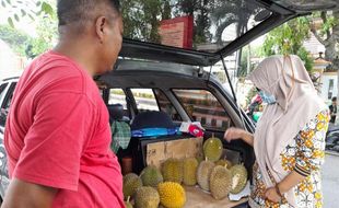 Semerbak Durian Jatipuro di Depan Kantor DPRD Wonogiri