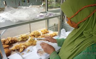 Kedelai & Minyak Goreng Mahal, Penjual Gorengan Boyolali Coba Bertahan