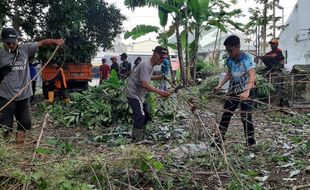 Muda-Mudi Sondakan Bersihkan Eks Makam Jongke Solo yang Tak Terurus