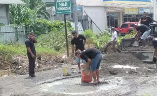 Relawan Kereto Jowo Kanoman Boyolali Pikul Keranda hingga Ngecor Jalan