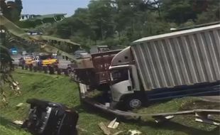 Kecelakaan Karambol di Tol Jatingaleh Semarang, Mobil Sampai Terguling