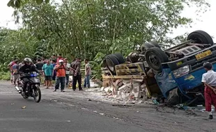 Waduh! Oleng di Tikungan, Truk Angkut Herbel Terbalik di Karangpandan