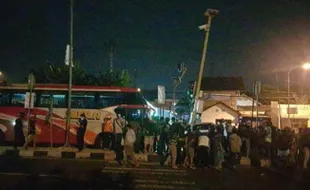 Bus Mira Tabrak 5 Mobil dan 1 Motor di Simpang 4 Ketandan Bantul