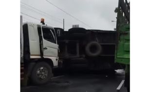 Truk Terguling di Jalan Solo-Semarang Dekat Sirkuit Boyolali