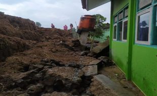 Talut Lapangan Desa di Karanganyar Longsor Lagi, SDN 01 Berjo Terdampak