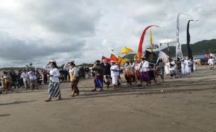 Prokes Ketat, Melasti di Pantai Parangkusumo Bantul Berlangsung Khidmat