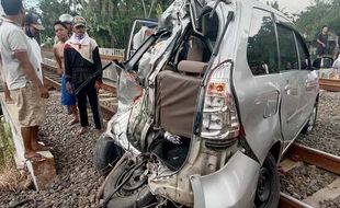 Mobil Tabrak KA Bangunkarta di Banyumas, 2 Orang Meninggal