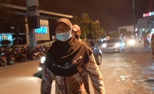 Nonton Lampion di Solo, Nenek-Nenek asal Boyolali Ketinggalan Rombongan